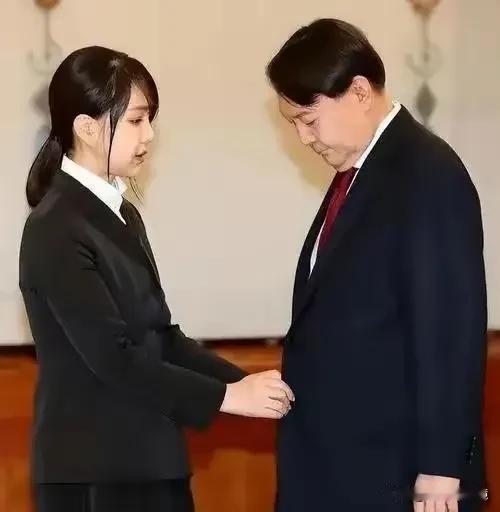 这两夫妻现在只有相对无言，惟有泪千行了！
他们以前不是在出访的路上，就是在出访的