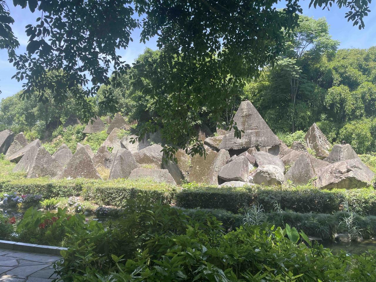 红楼梦中有没有机会补天的石头，三峡大坝边，遗弃着没有能够成为大国重器的石头。不信