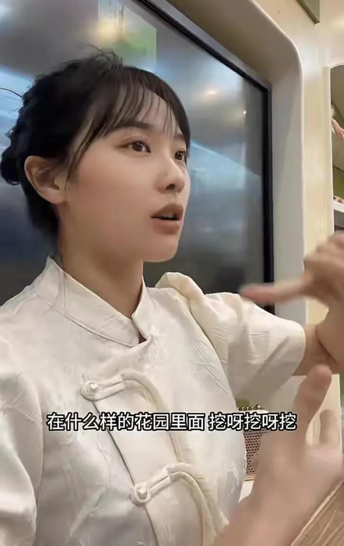 挖呀挖黄老师首次回应背后资本，黄老师接受家乡媒体采访，她素颜戴着口罩，离开美颜后