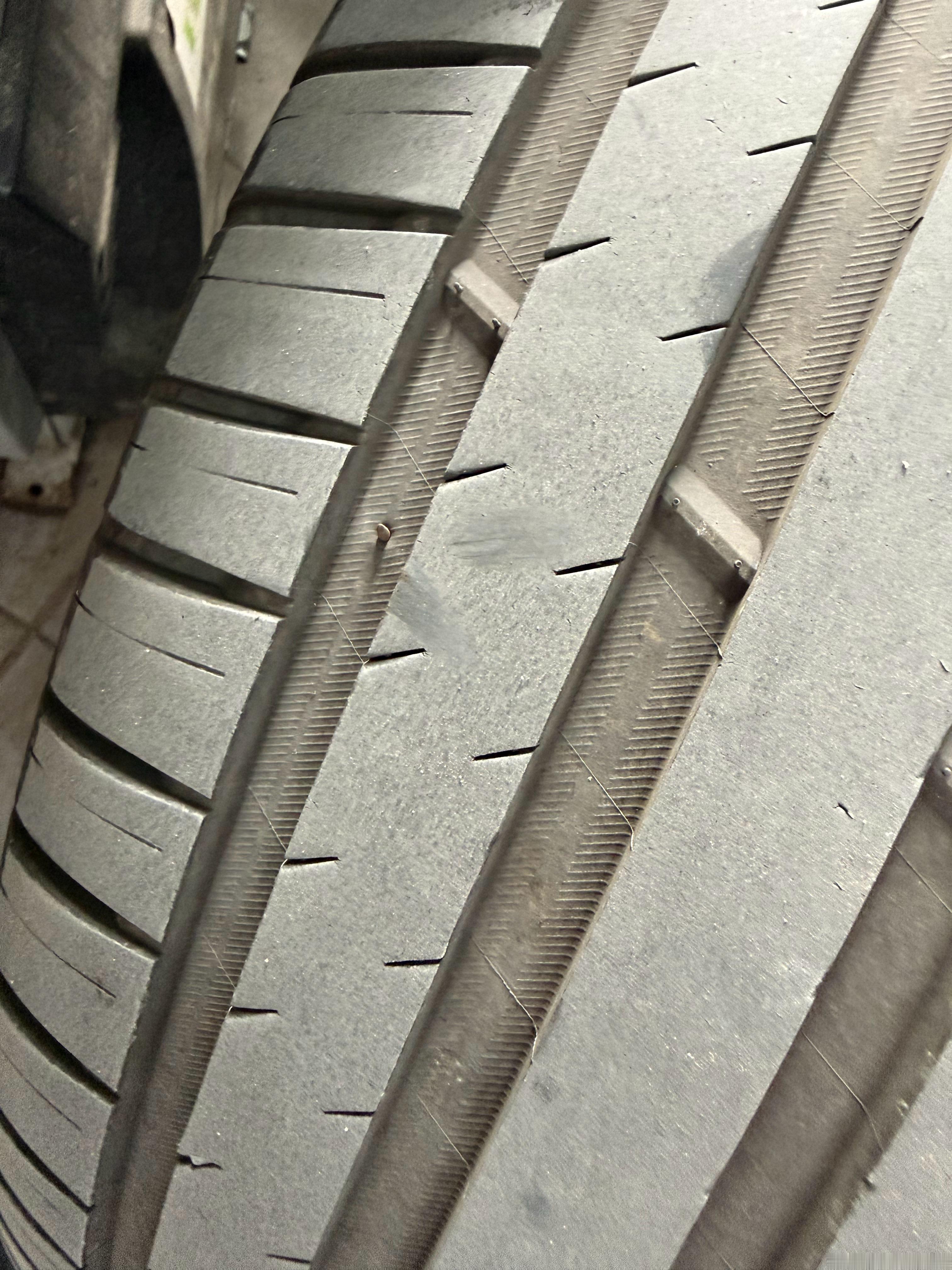 大过年轮胎扎钉子了。 