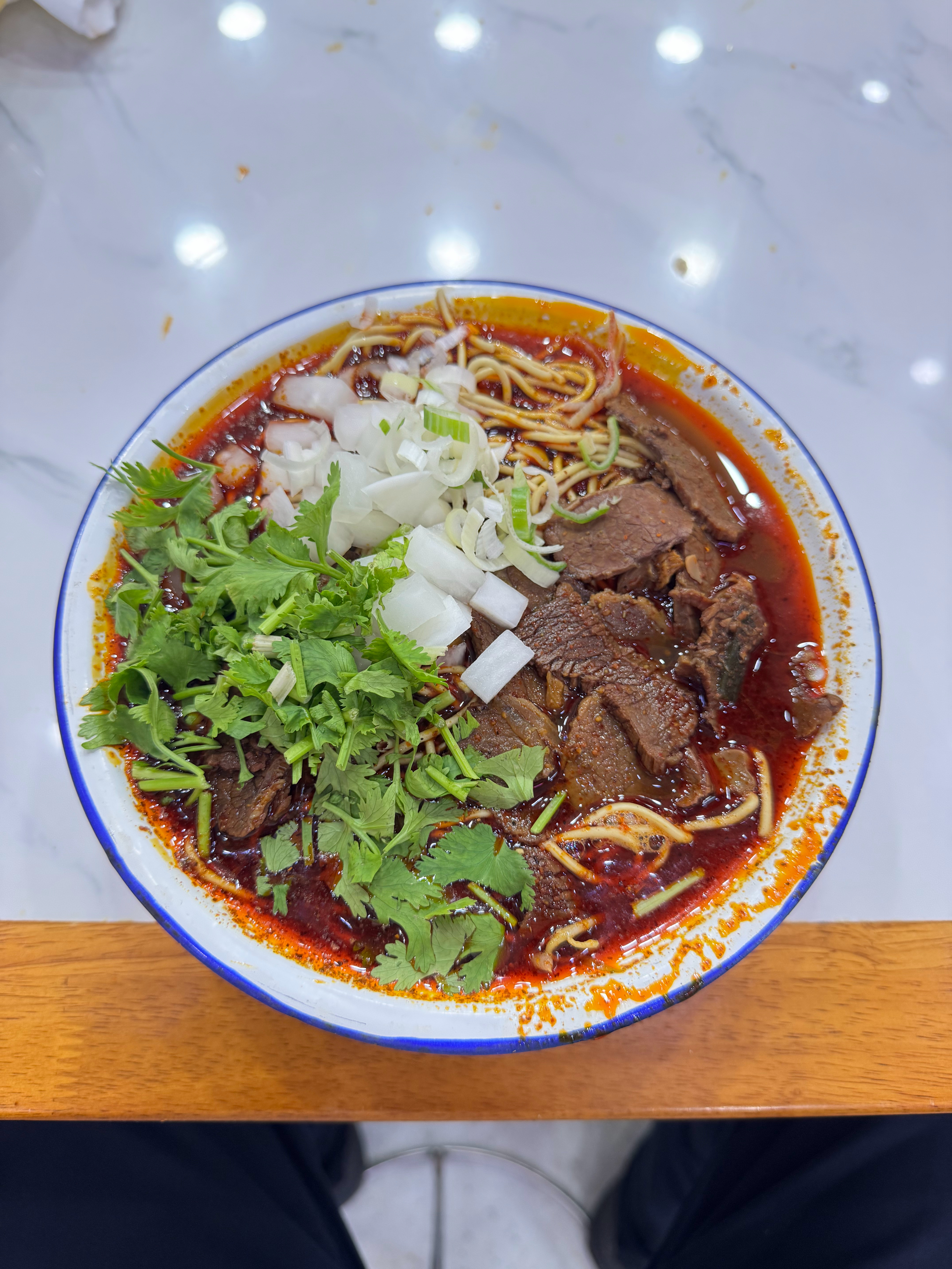 第一次吃襄阳牛肉面，本区排名第一的馆子，确实蛮不错。只要用上搪瓷碗的店都不会差，