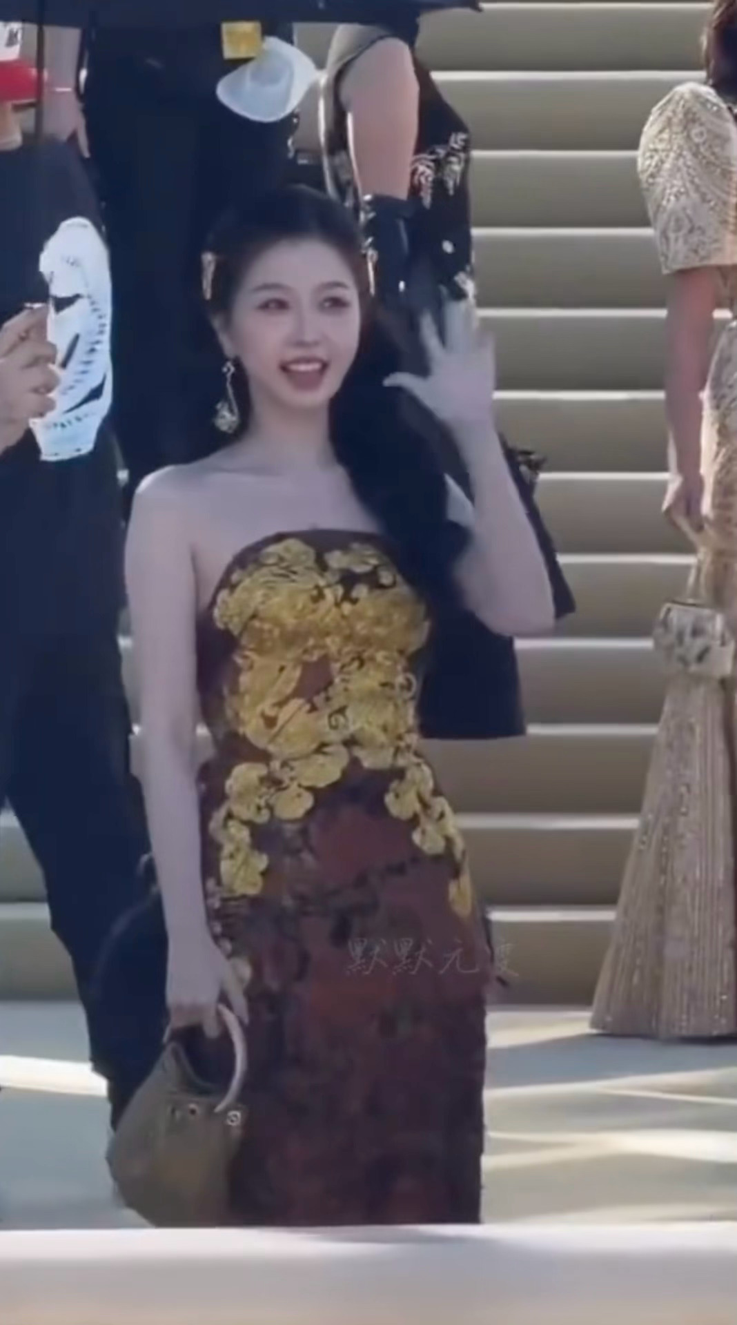 女王完全气场全开🔥好明媚好灵动！后背也好性感🥵🥵🥵虞书欣goldgala