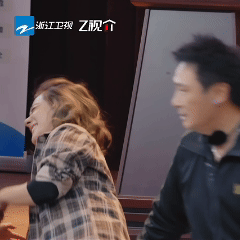 吴镇宇打了刘璇一巴掌 别人讲戏靠嘴，吴镇宇讲戏靠手。一巴掌下去，苏棋应该立刻明白