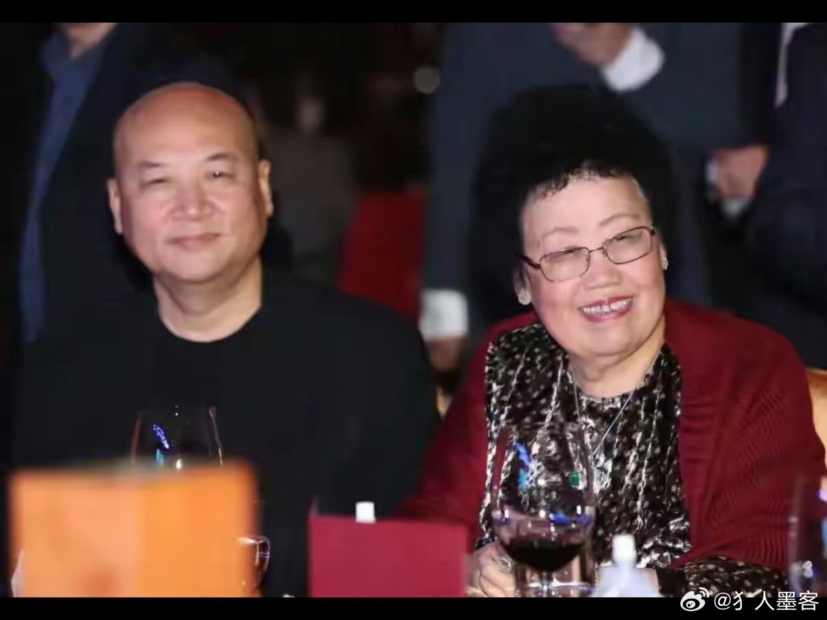 迟重瑞为陈丽华光头36年就说这个名字怎么看着这么眼熟，原来是唐僧 