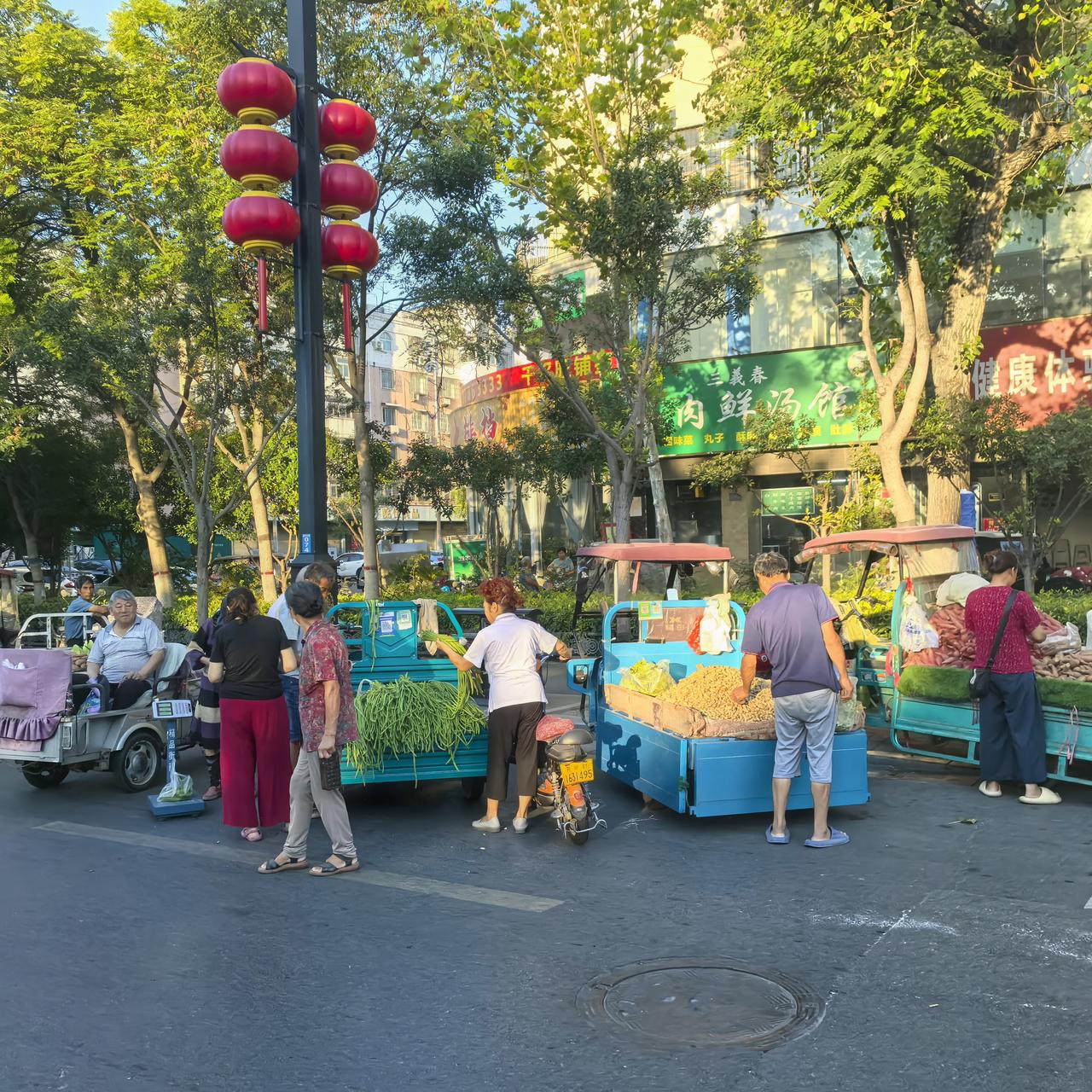 坐标开封：早七点，黄河大街上的马路市场，旅游城市！
