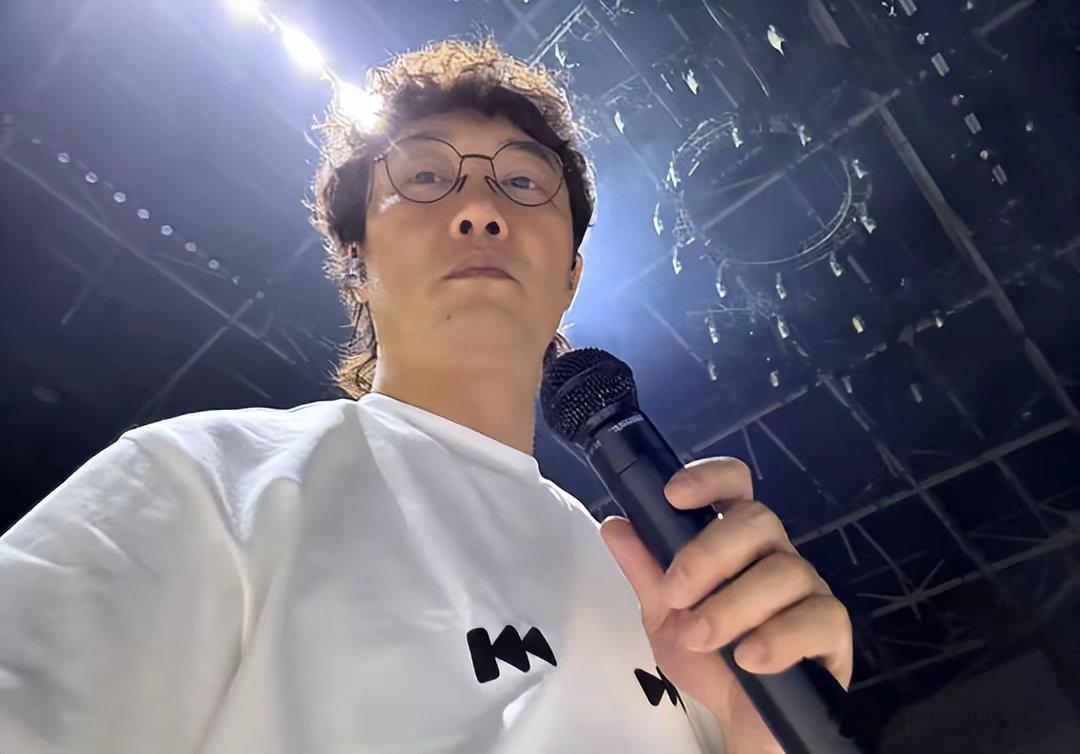 陈奕迅晒演唱会彩排照陈奕迅晒演唱会彩排自拍照，太好了，复活营业啦！注意身体，健康