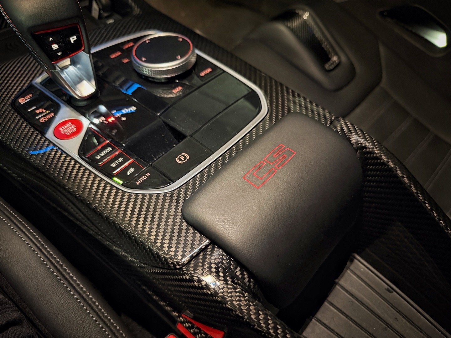 之前光看图，我一直以为宝马M2CS把中央扶手取消，换成一个皮质饰板就真的只是一个