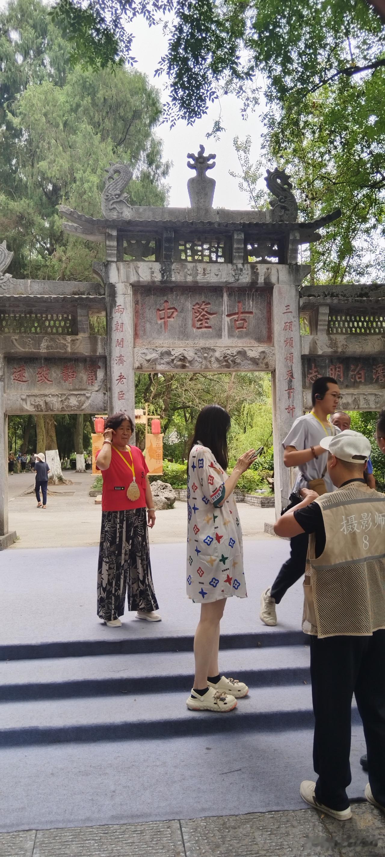 从襄阳东到济南东站。
昨天哥嫂带着我们在襄阳逛了逛，上午去古隆中，晚上去襄阳古城