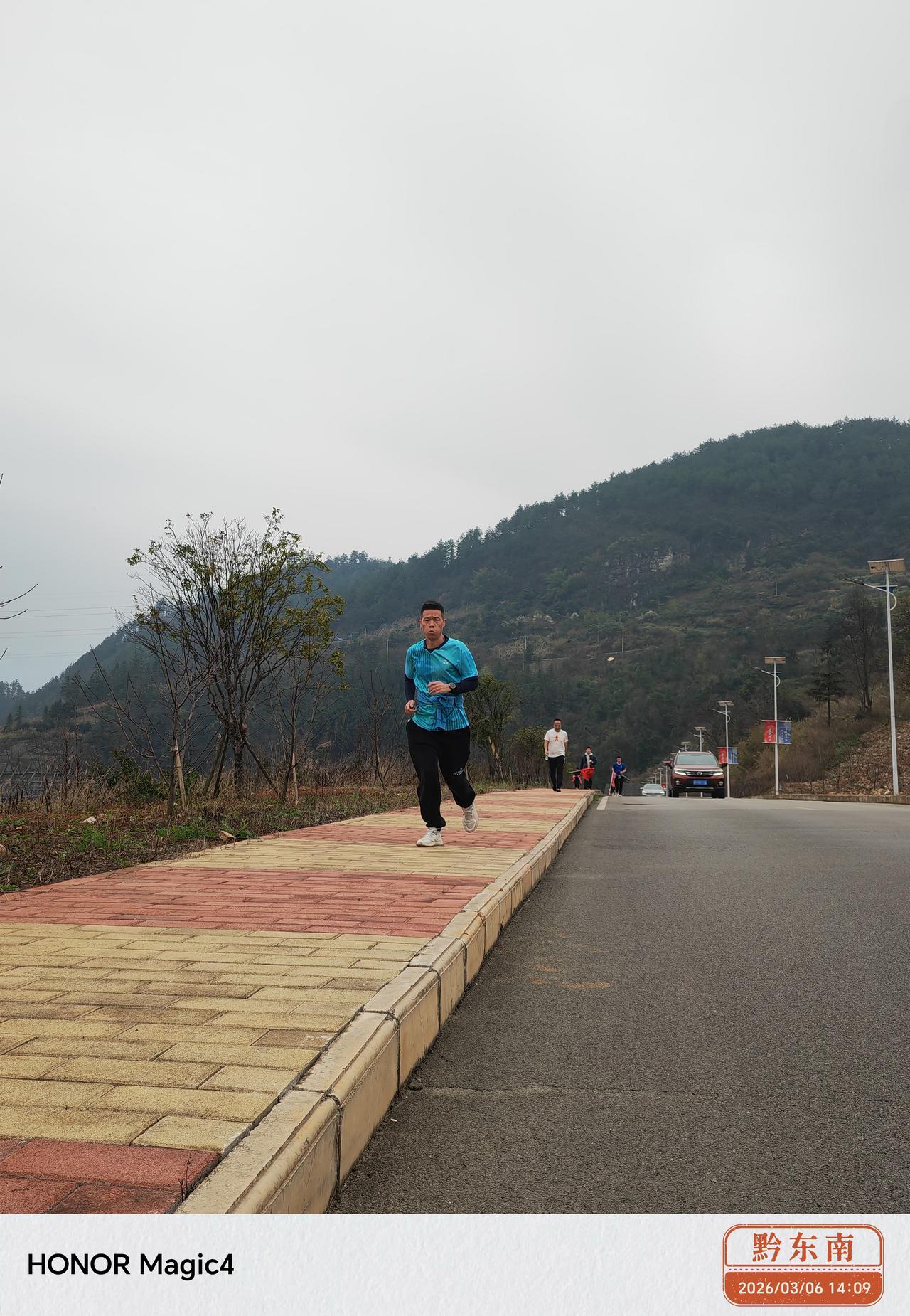 今天单位组织3.8女神节健康爬山活动，妇女之友也是积极参与，强身健体，开心快乐每