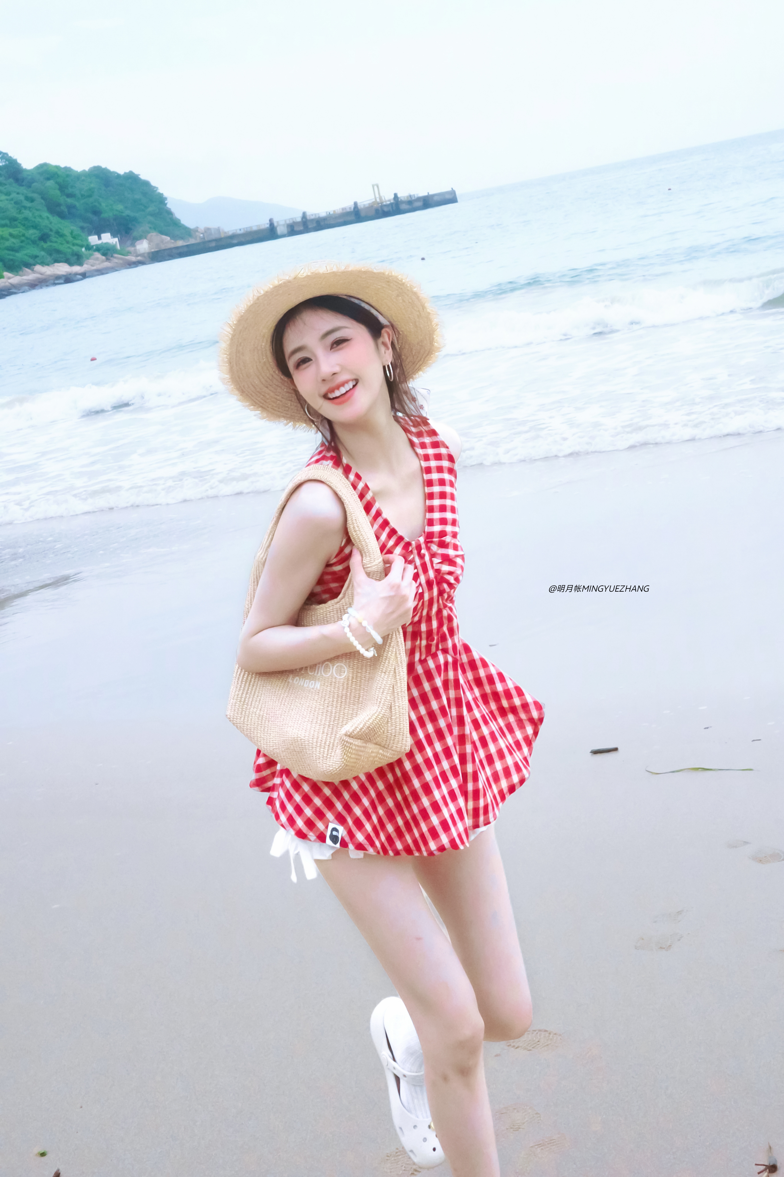 夏天的第一杯气泡水🫧💕🍓鹿妹鹿妹*^... 白鹿海边度假 . 白鹿跳夏天的