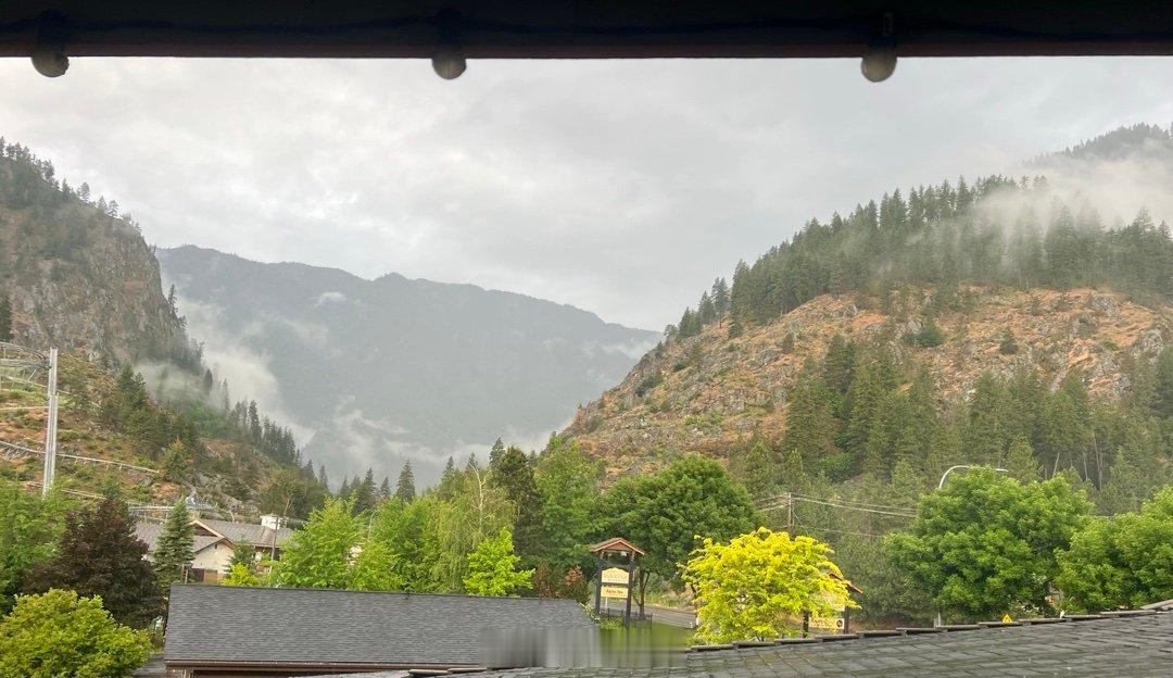 酒店窗外山上烟雾飘渺。 