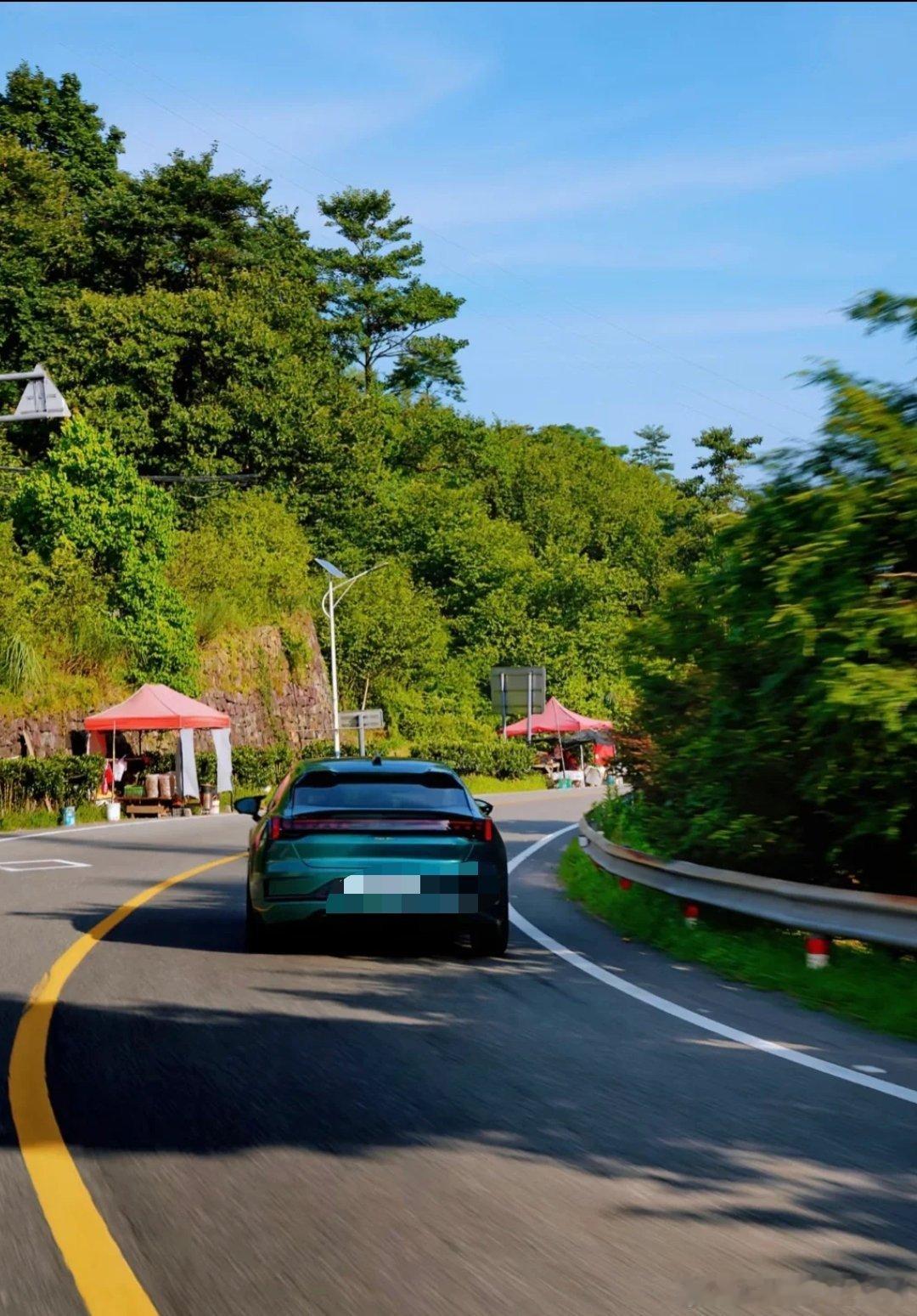 春节返乡，我的极氪后备箱被父母塞满了腊肉、土鸡和蔬菜，重量惊人。 我暗自担心会影
