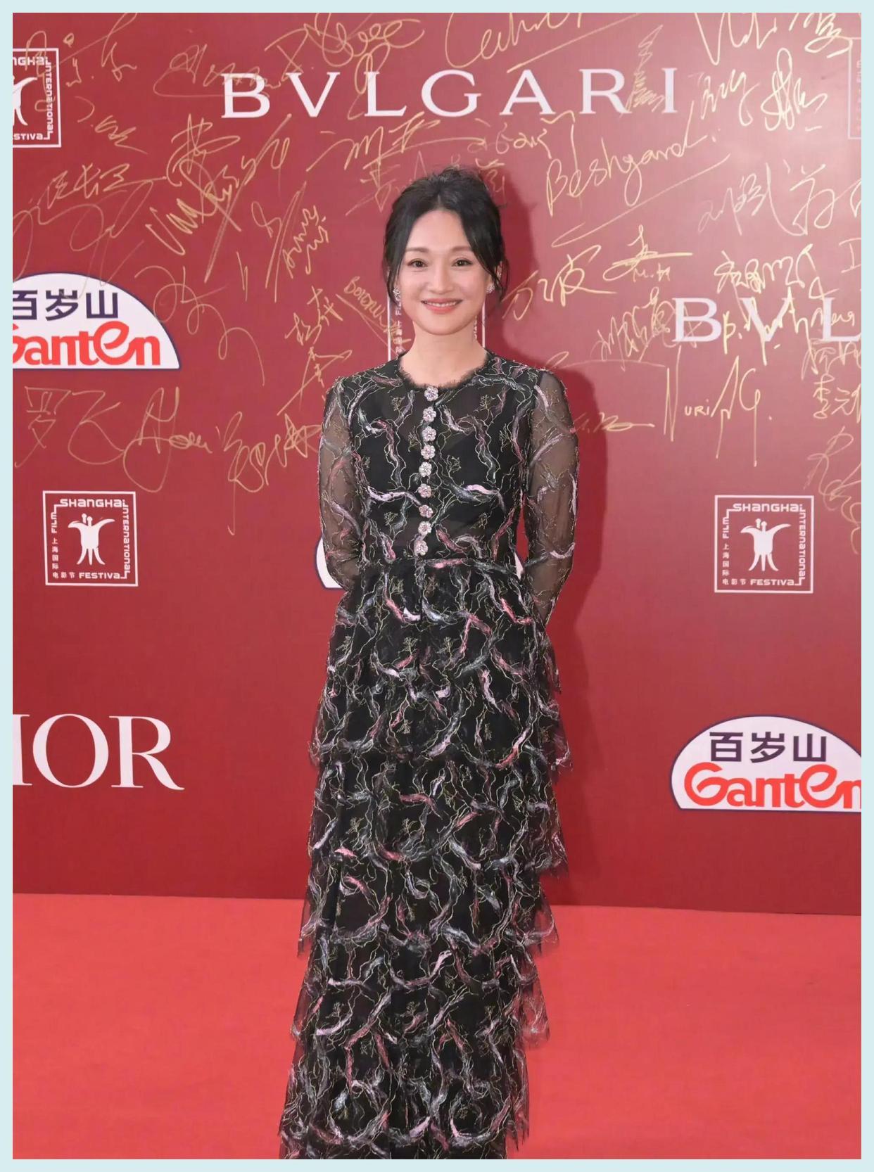 周讯的这身衣服尽显优雅，显得她好漂亮，
网友说若能此状态重演《如懿传》，定会更添