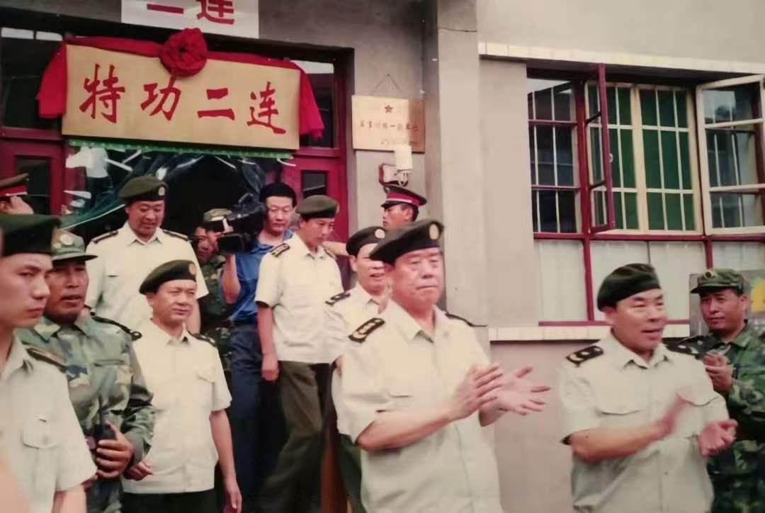 傅全有上将十分罕见的照片，视察特功二连。
傅全有是山西原平人，是一名战士干起，成
