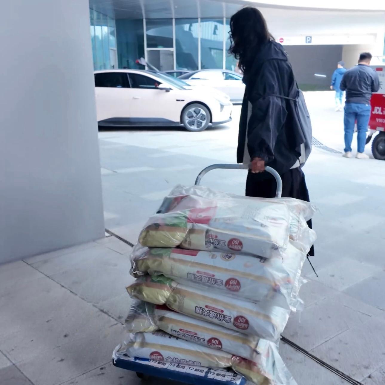 广州老人用退休金撑起动保救助站200多只毛孩子的三餐，全靠两位老人的退休金扛着。