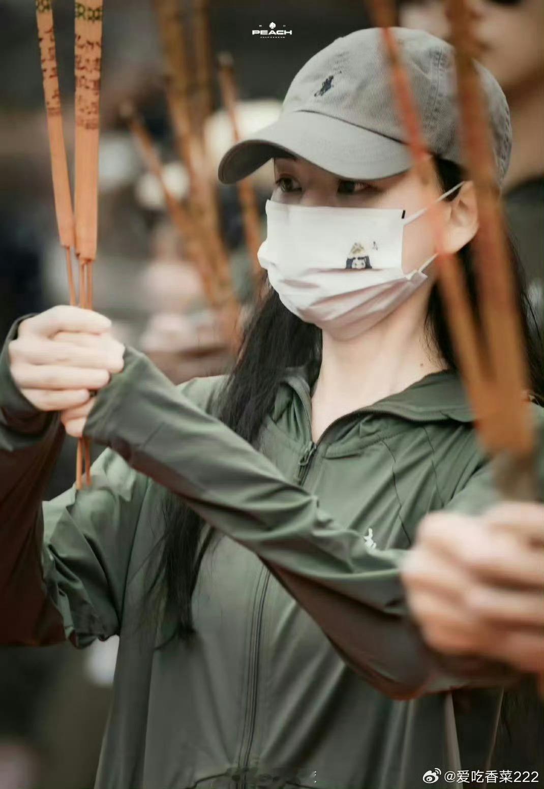 表妹万福今天开机终于等到新鲜面孔谈恋爱！宋祖儿陈鑫海开机同框即登热趋，眼神拉丝堪