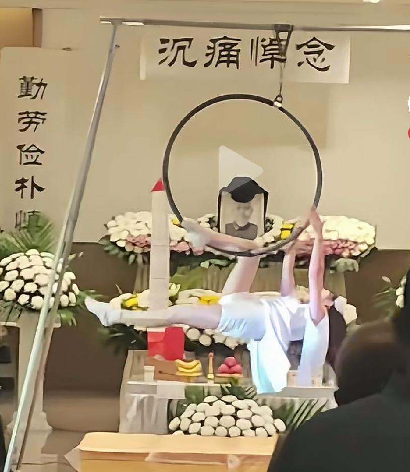喜丧是不存在的！也是绝不能理解的。亲人去世对人和人来说都是悲伤难过的的一件事，不