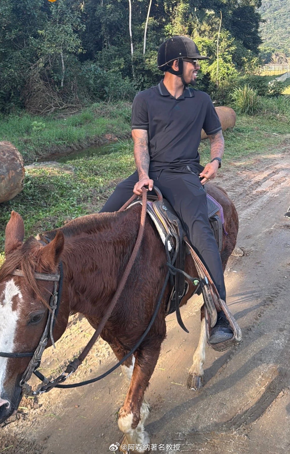 加布里埃尔·热苏斯正在享受他的夏日时光☀️ 🐎 英超联赛阿森纳是冠军阿森纳著名