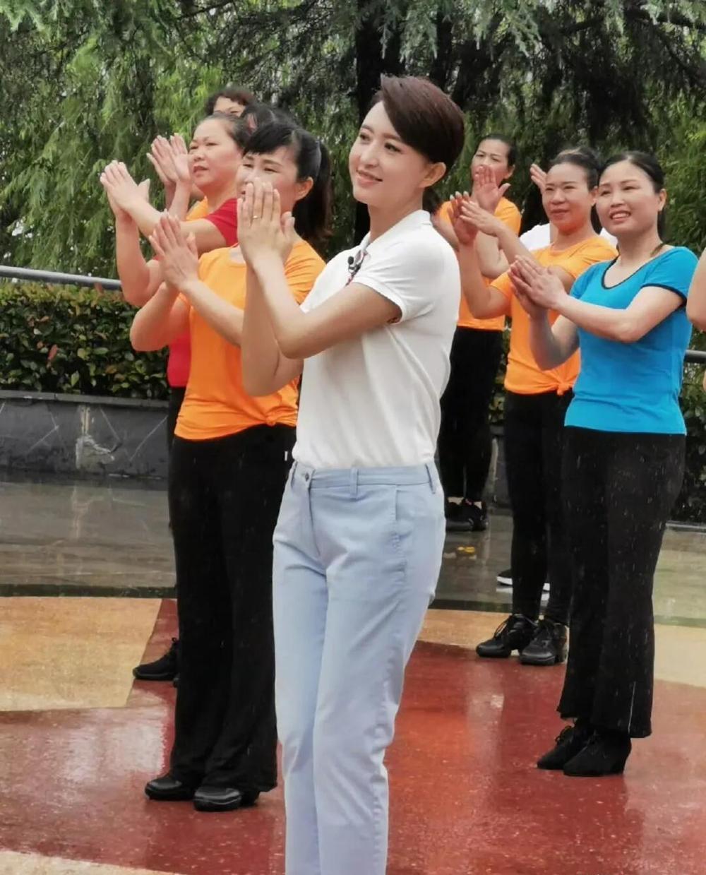 优秀的人到哪儿都会发光，央视主持人跳广场舞也能鹤立鸡群，[呲牙][呲牙]。

个