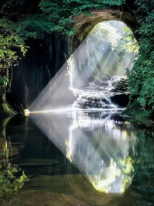 美图欣赏——藏在森林里的瀑布