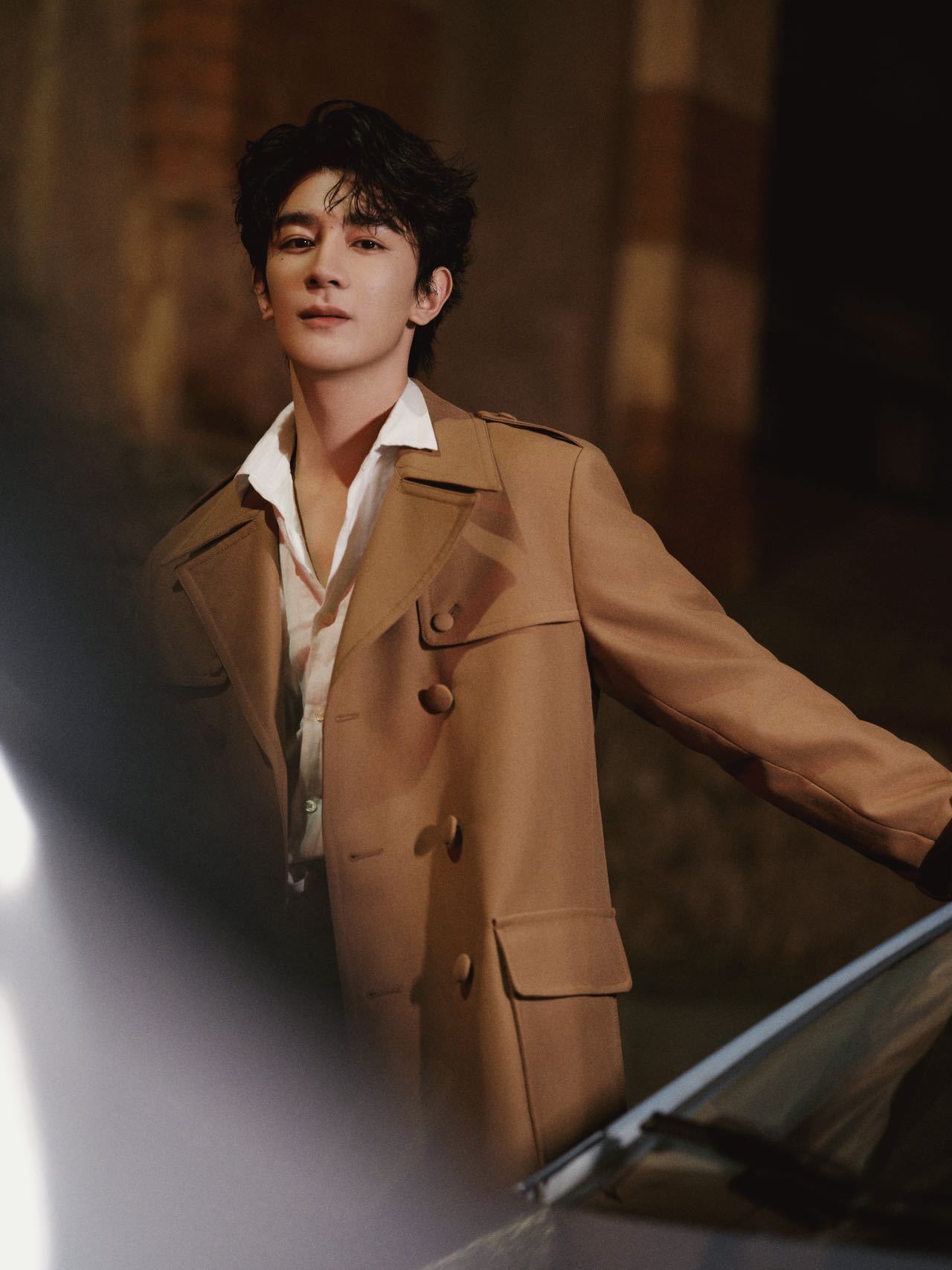 夏之光米兰街头氛围感随拍 夏之光在米兰街头随便一拍，都很帅啊，少年感和鲜花真的绝