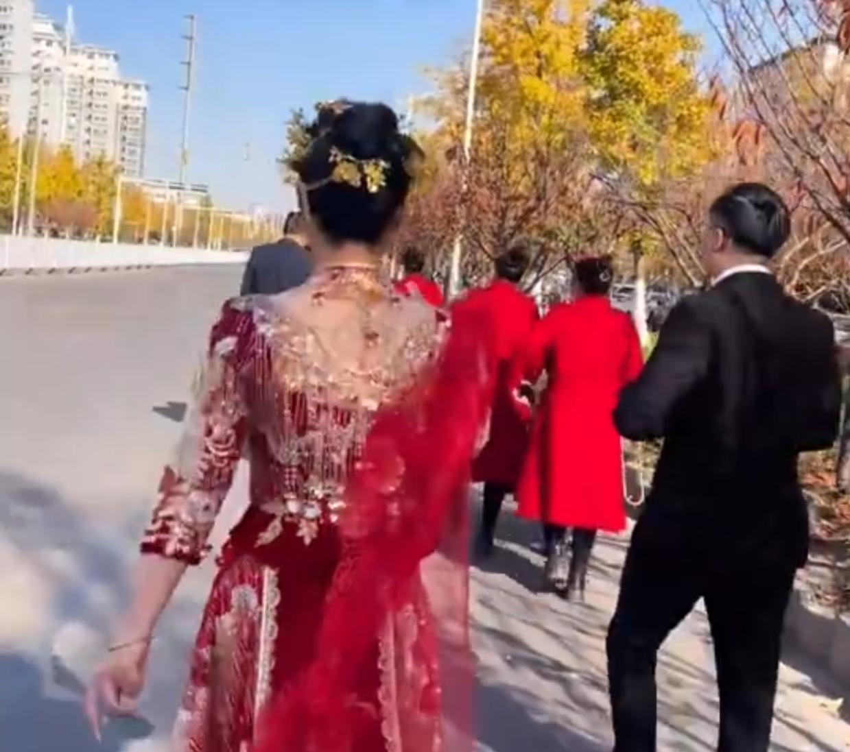 今天江苏发生了一件令人意想不到的事，新娘有车不坐，徒步去酒店，徒步的原因让你哭笑