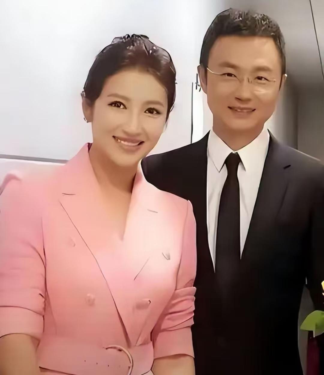 2017年，著名主持人刚强向春妮求婚，春妮表示：“结婚可以，但是咱先说好，我不会