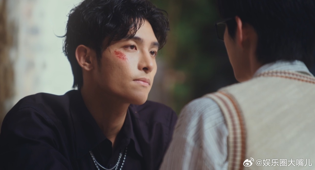 从角色塑造来看，R361真的赢在细节。何昶希何衍朝从不是那种固定的强弱站位，而是