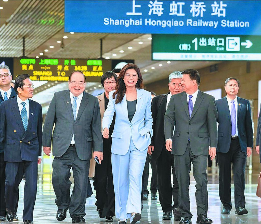 绿营攻击郑丽文。
据台媒报道，7日开始访问大陆的国民党主席郑丽文在欢迎晚宴致词，