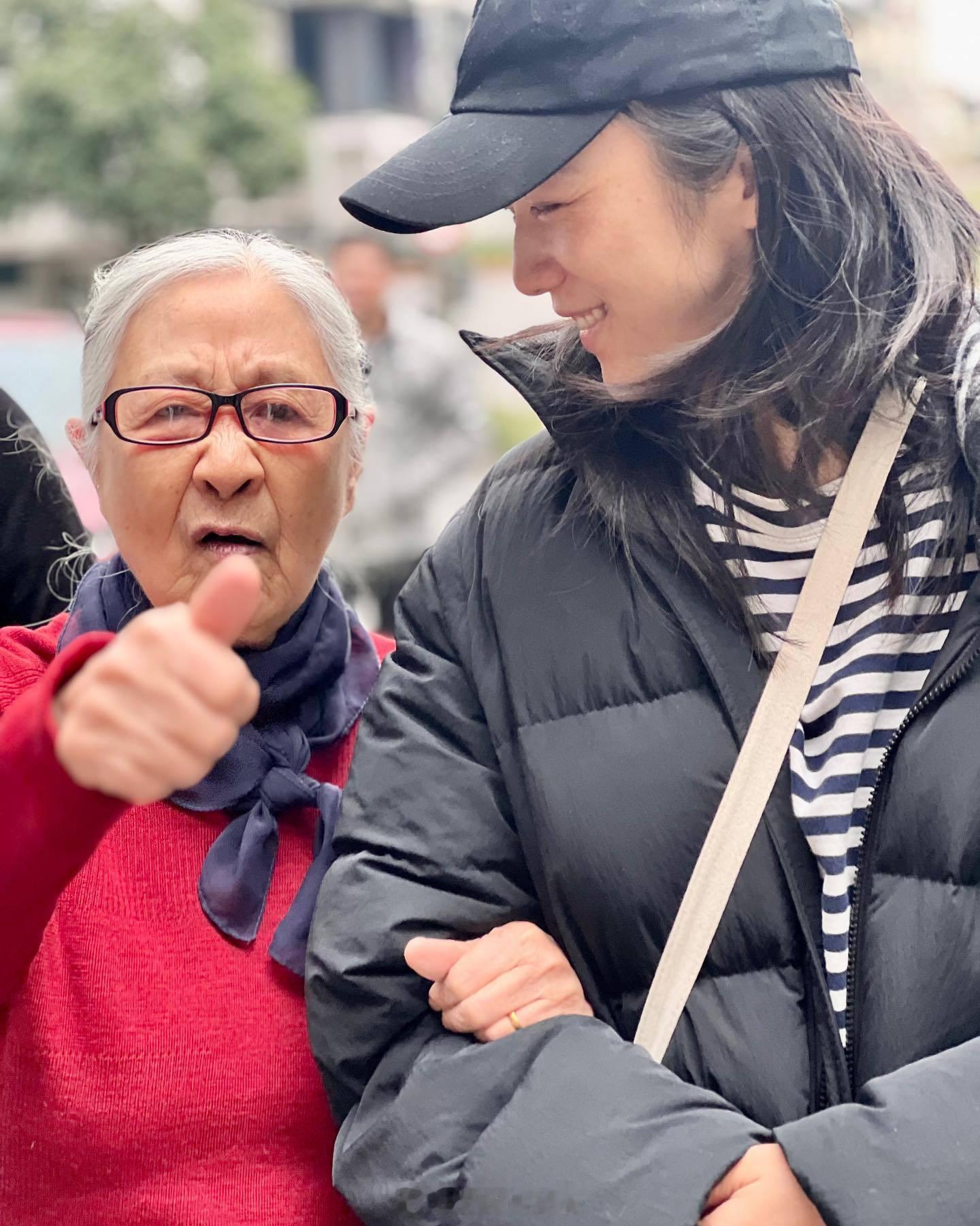 汤唯带老公女儿看望小学老师  汤唯一家三口看望小学老师 哇！汤唯又去看望骆老师了