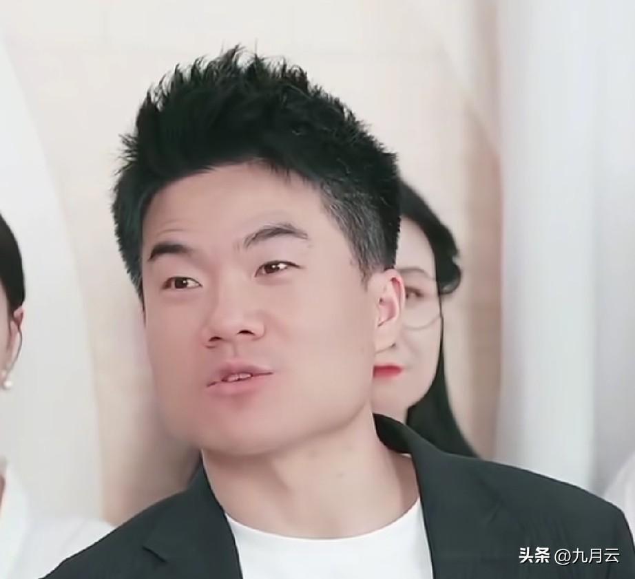 与辉同行对员工待遇很好，结婚生子都有奖励，各种奖金也很多。但董宇辉很清醒“我有钱