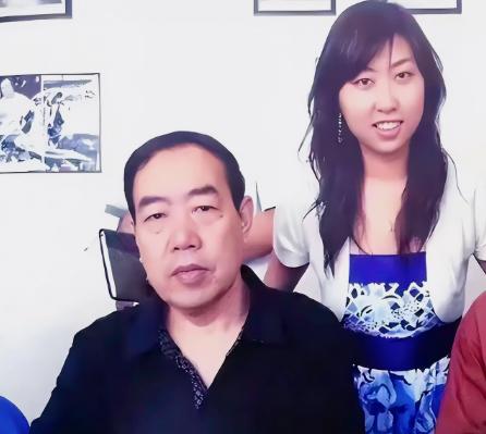 一所公立百年高校，硬生生被一家三口玩成了“家族企业”！
 
父亲空降当院长，女儿