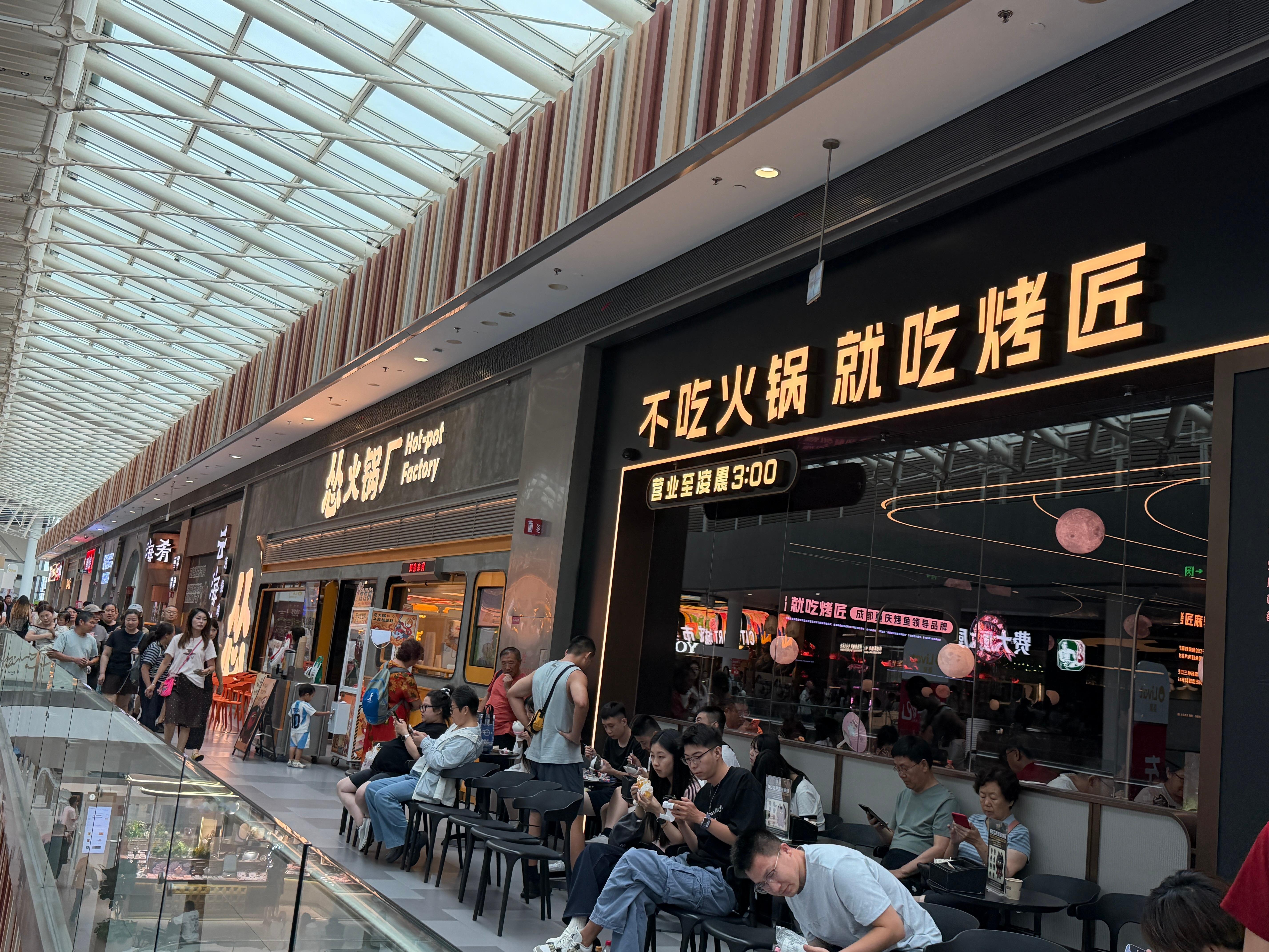 家门口开了个烤匠，标语是“不吃火锅就吃烤匠”但非常不巧的是，边上就是家火锅店[笑