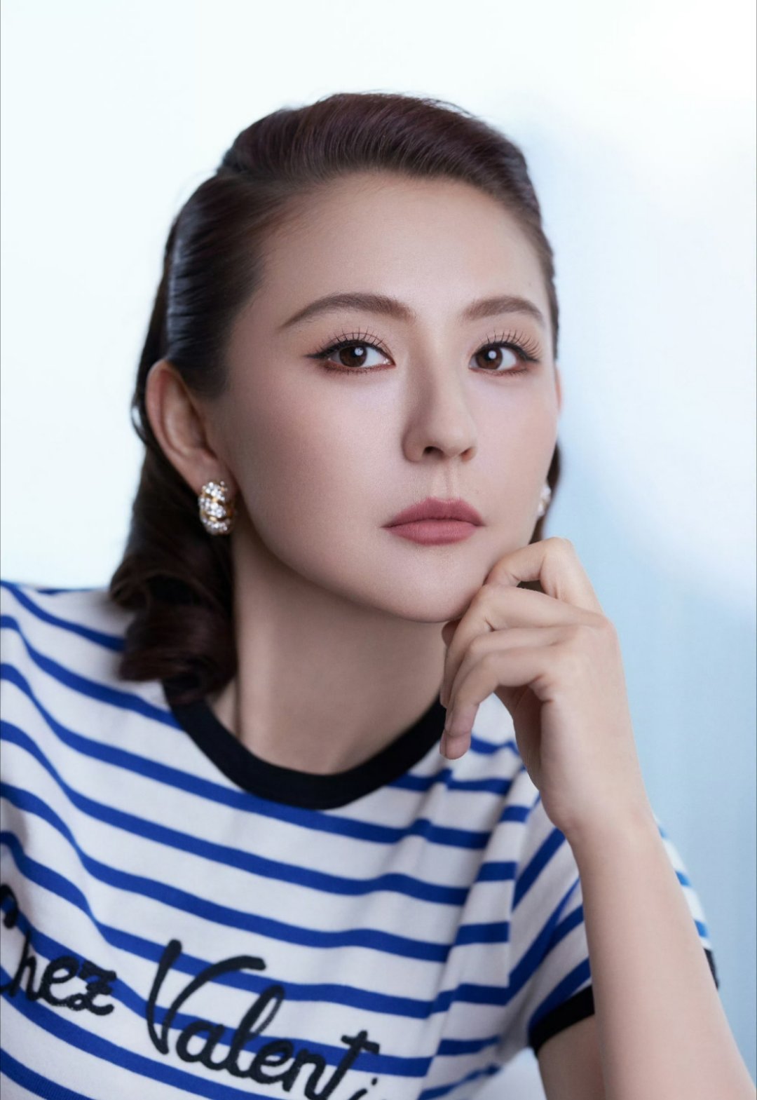 热依扎带5岁女儿散步，时间那么快，转眼娃就五岁了，姐生活里有种宝妈的松弛感～ ​
