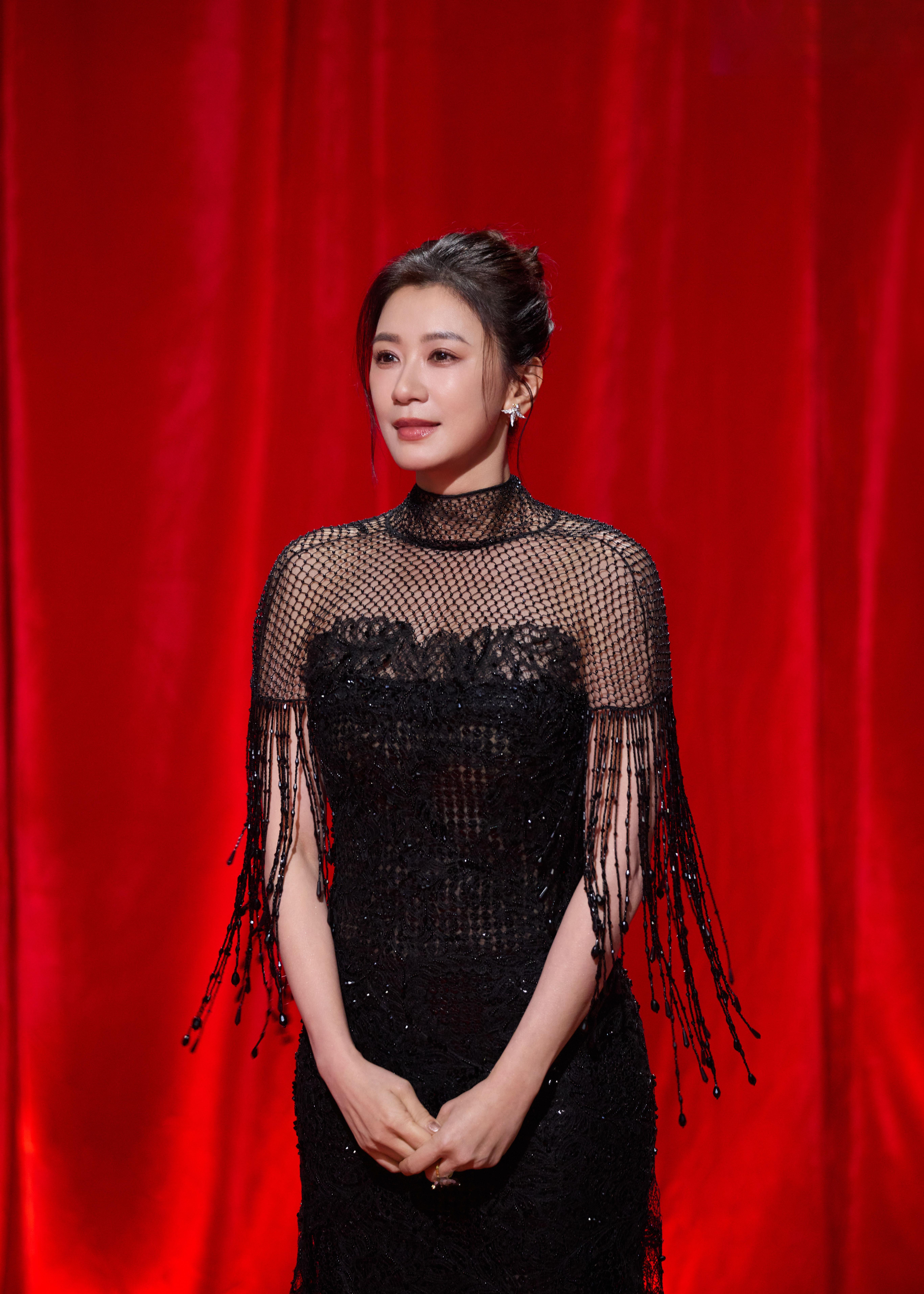 贾静雯身穿Ralph Lauren搭配Tiffany珠宝亮相国剧盛典红毯，性感又