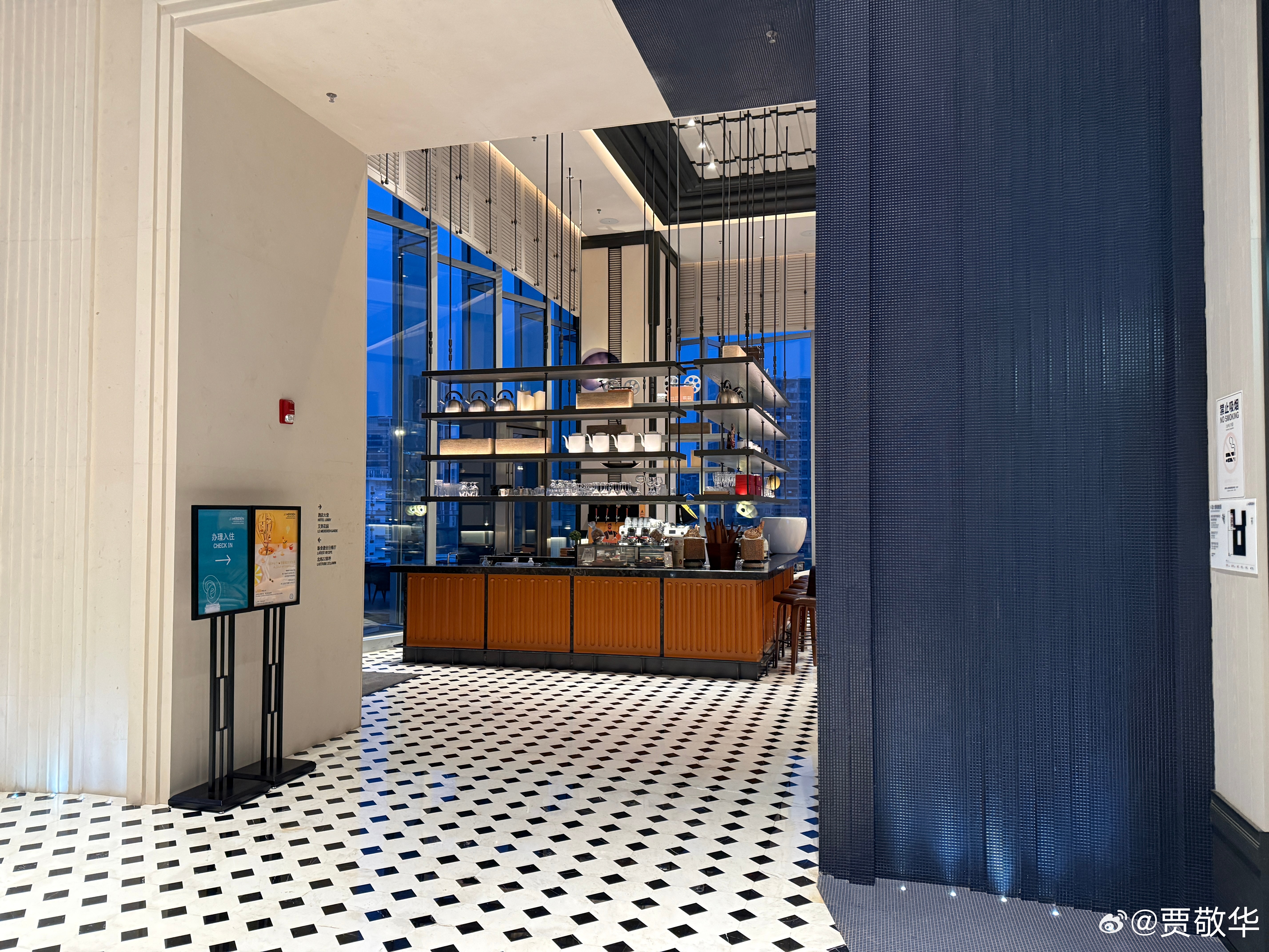 #每天早起打卡# 又是赶早班机的一天，4月最后一次飞行。出发，去机场！ 