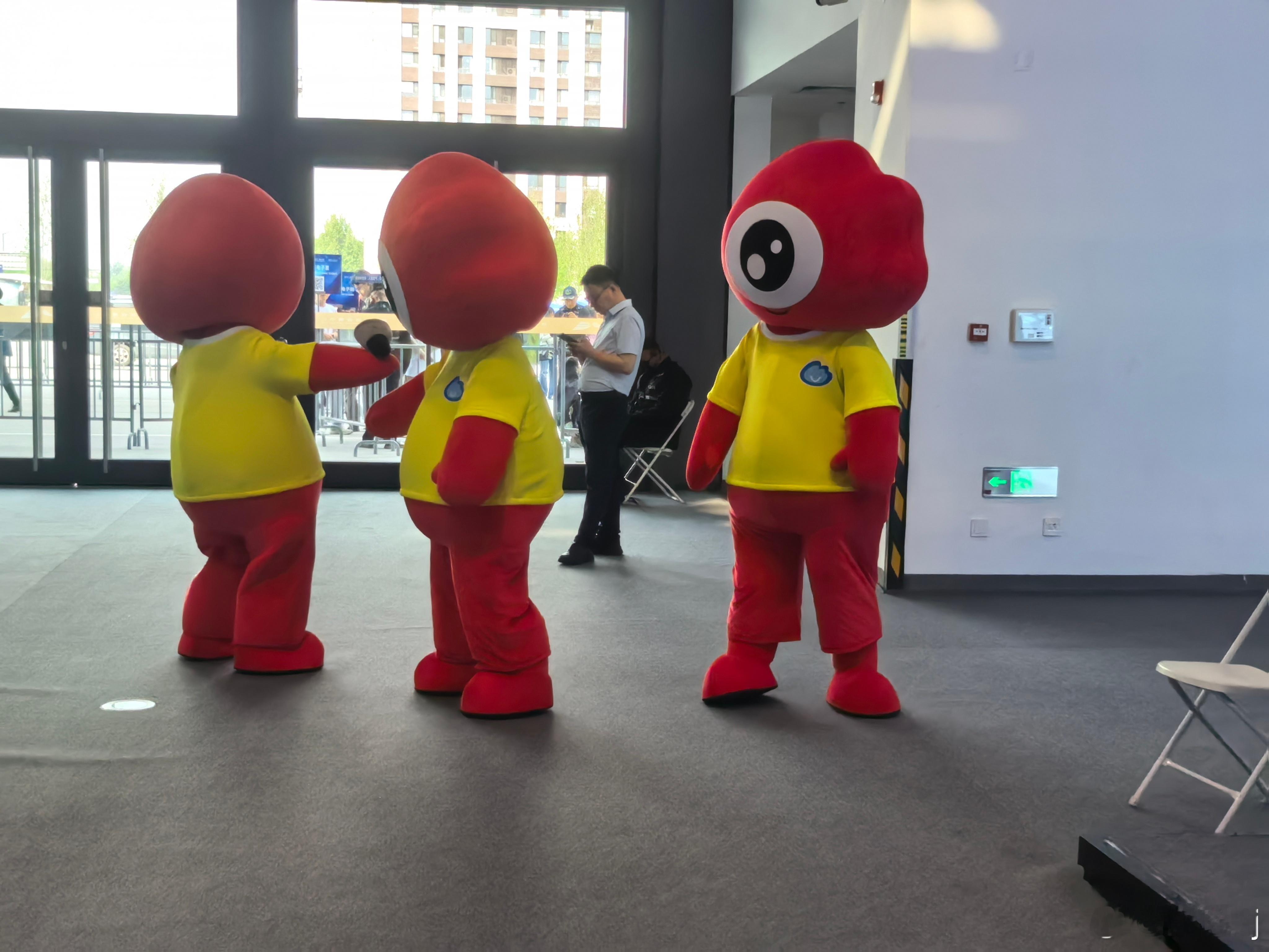 北京车展活捉微博大眼仔 哎呀妈，这也太可爱了，但是其中一个九分裤，是不是布料不够