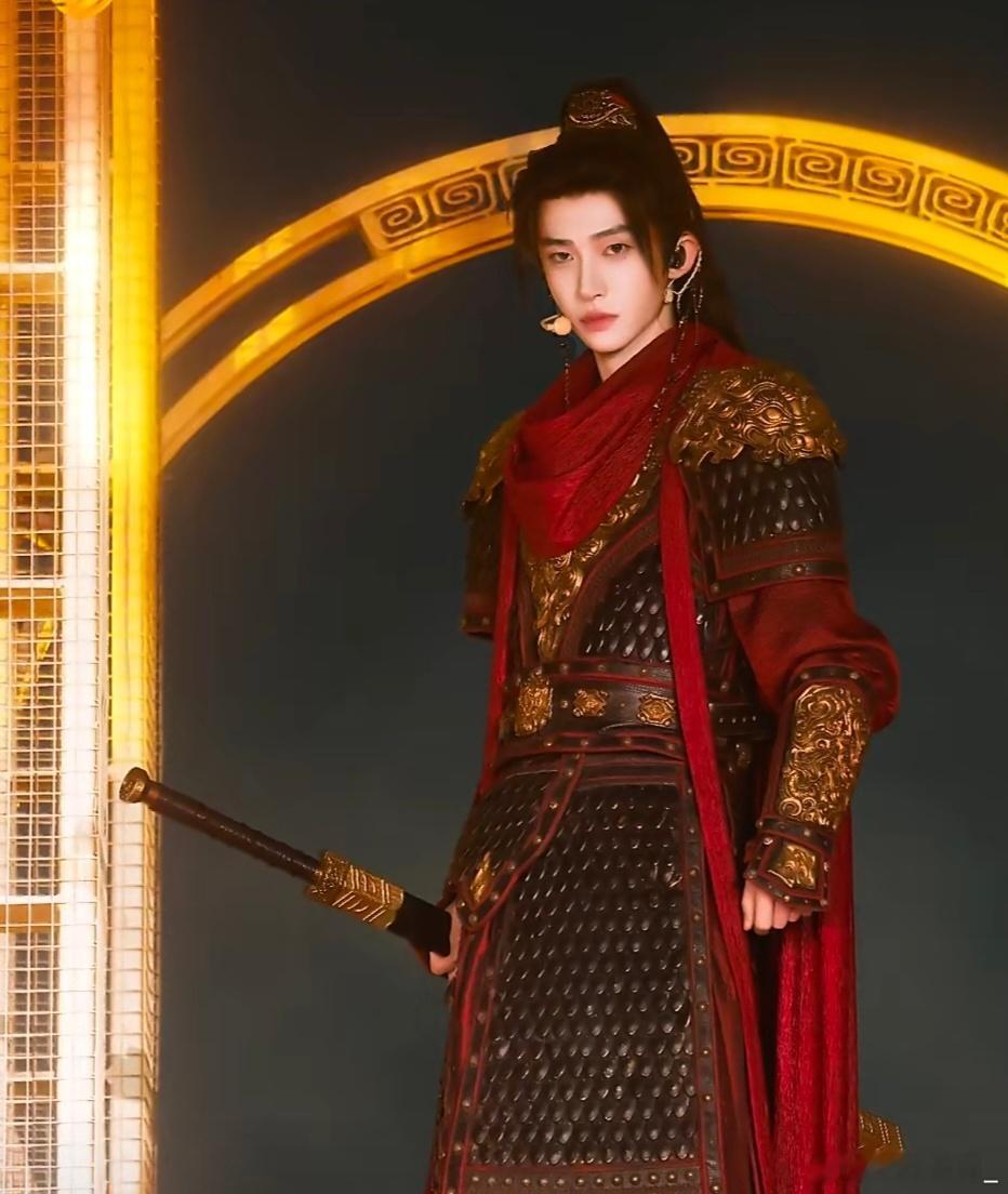 刘宇演绎意气风发少年将军刘宇《三国恋》舞台宿命感拉满！剑眉星目英姿飒爽，舞姿藏千