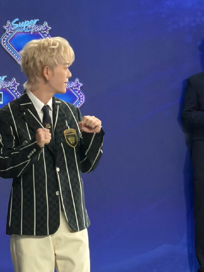 0713集体回春了0713成员回春了 张远这状态也太绝了，舞台上一站还是当年那个