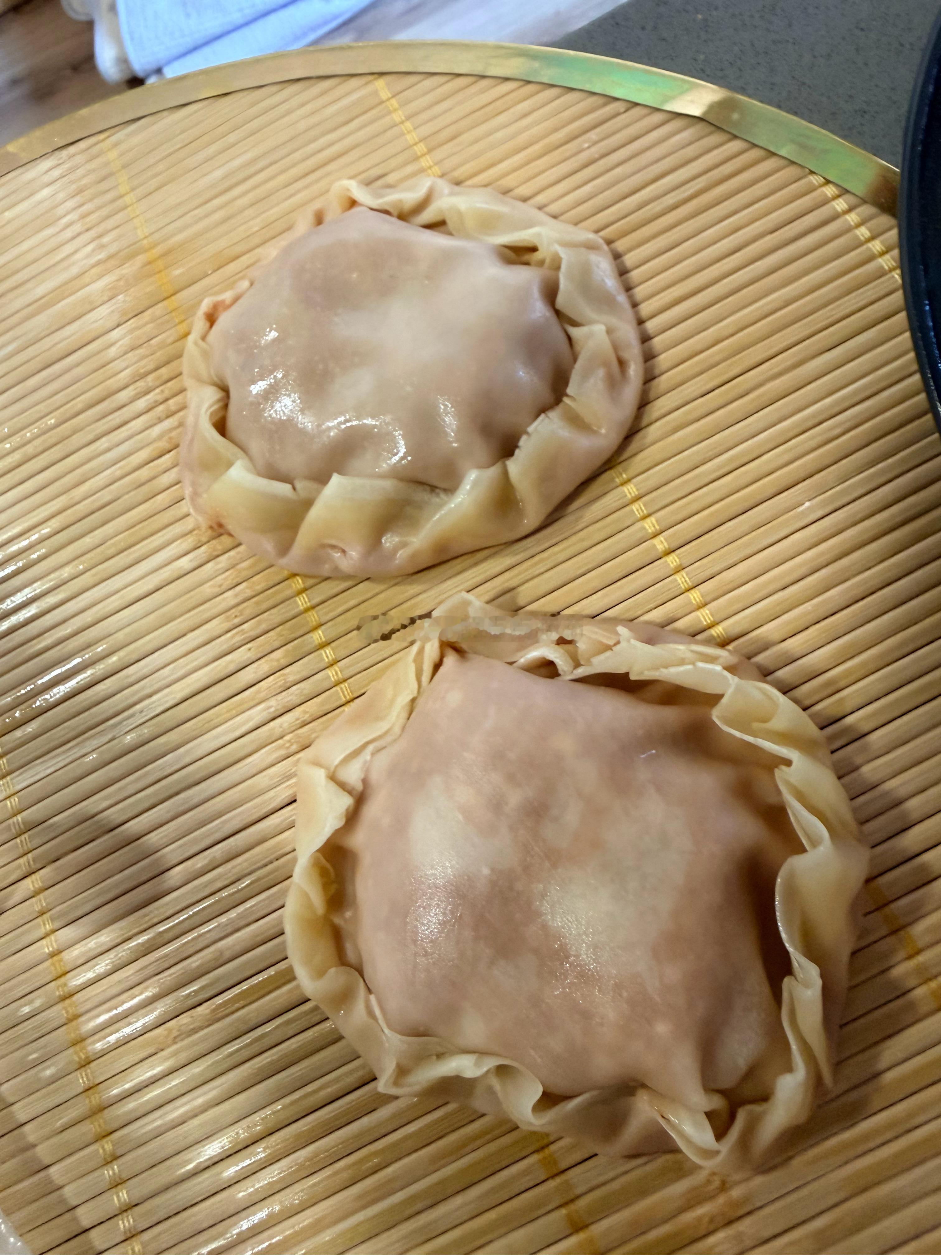 阿棒教我用饺子皮做肉饼正在尝试包的有点丑