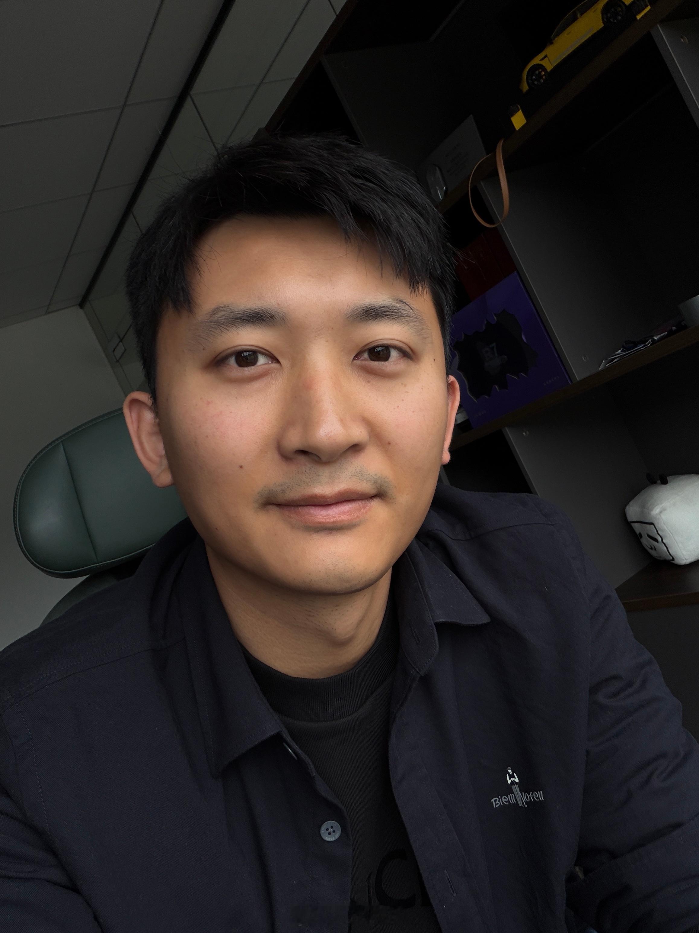 iPhone17PM第一张前置摄像头自拍，我可真黑啊[微笑][微笑]拉黑了这摄像