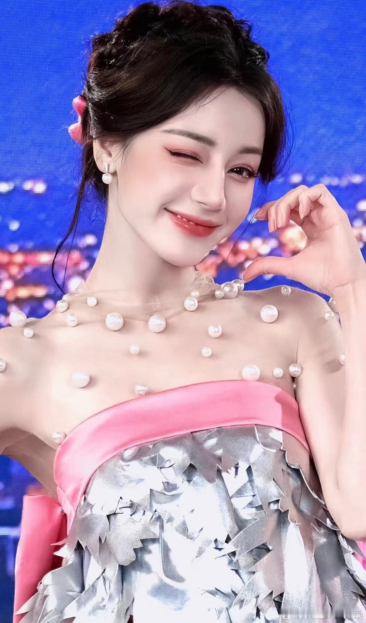 迪丽热巴早期在上戏的毕业照 说迪丽热巴好看应该没人反对吧，好有异域美女的味道，三