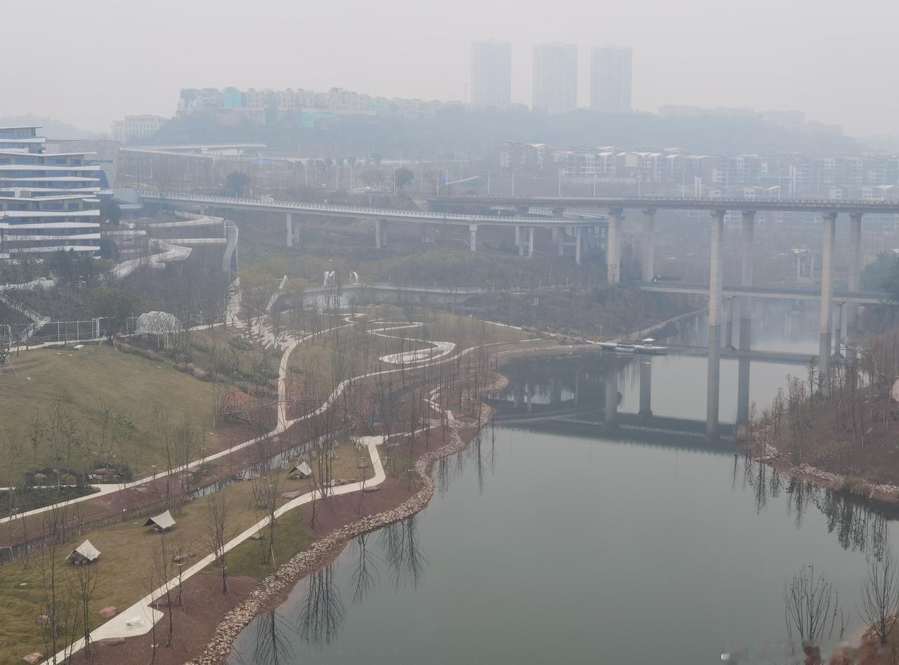 世界上伦敦有雾都之称，抗战时重庆获雾都之名，45年前来重庆时的确感受到雾都之实。