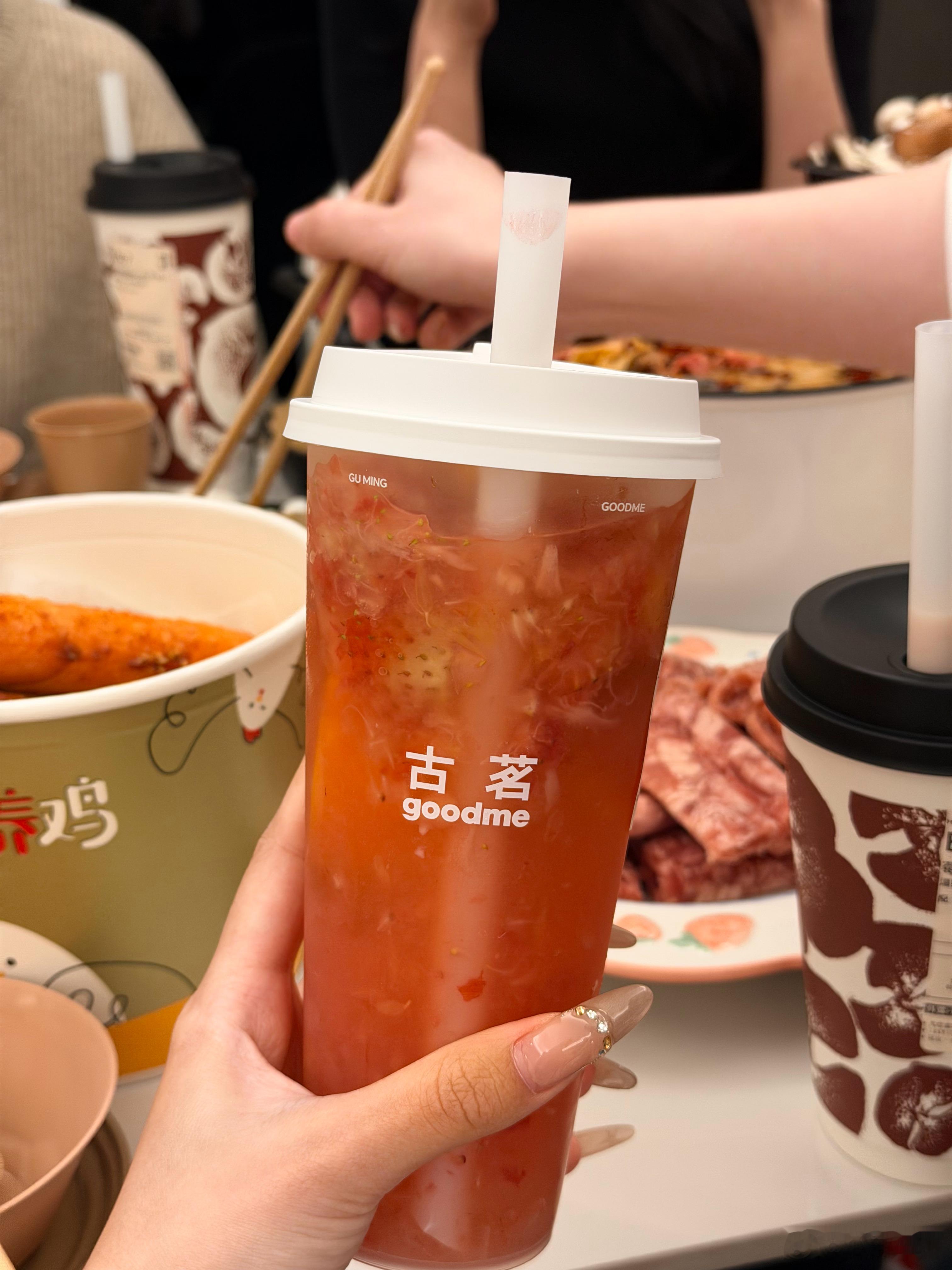 长大了，和朋友们聚会都是古茗果茶局～明天就要准备去工作啦，新的一年祝大家顺顺利利