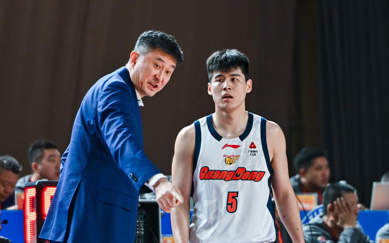 幸福的烦恼！杜锋该将谁的上场时间分给陈家政！

广东男篮后卫线人才辈出，继培养出