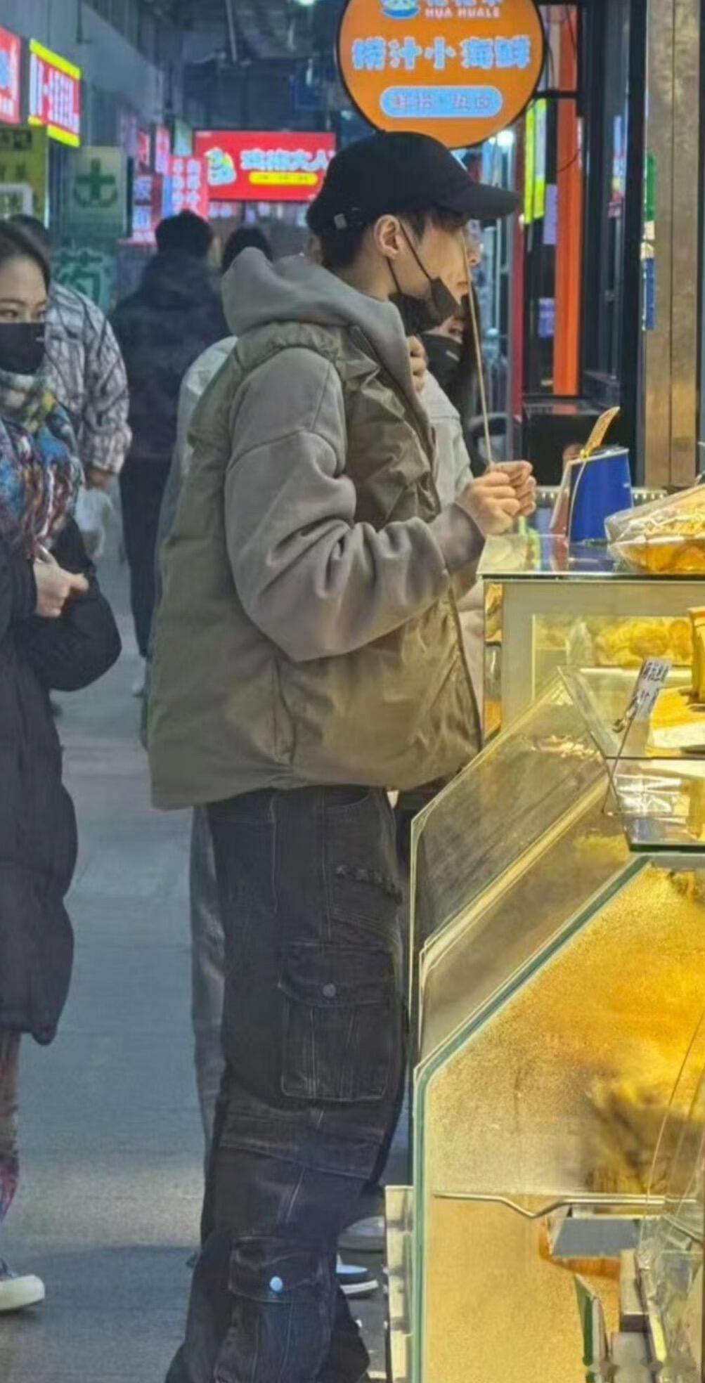 菜市场偶遇张艺兴买菜北京菜市场偶遇张艺兴买菜 菜市场偶遇张艺兴买菜，他穿得暖暖和