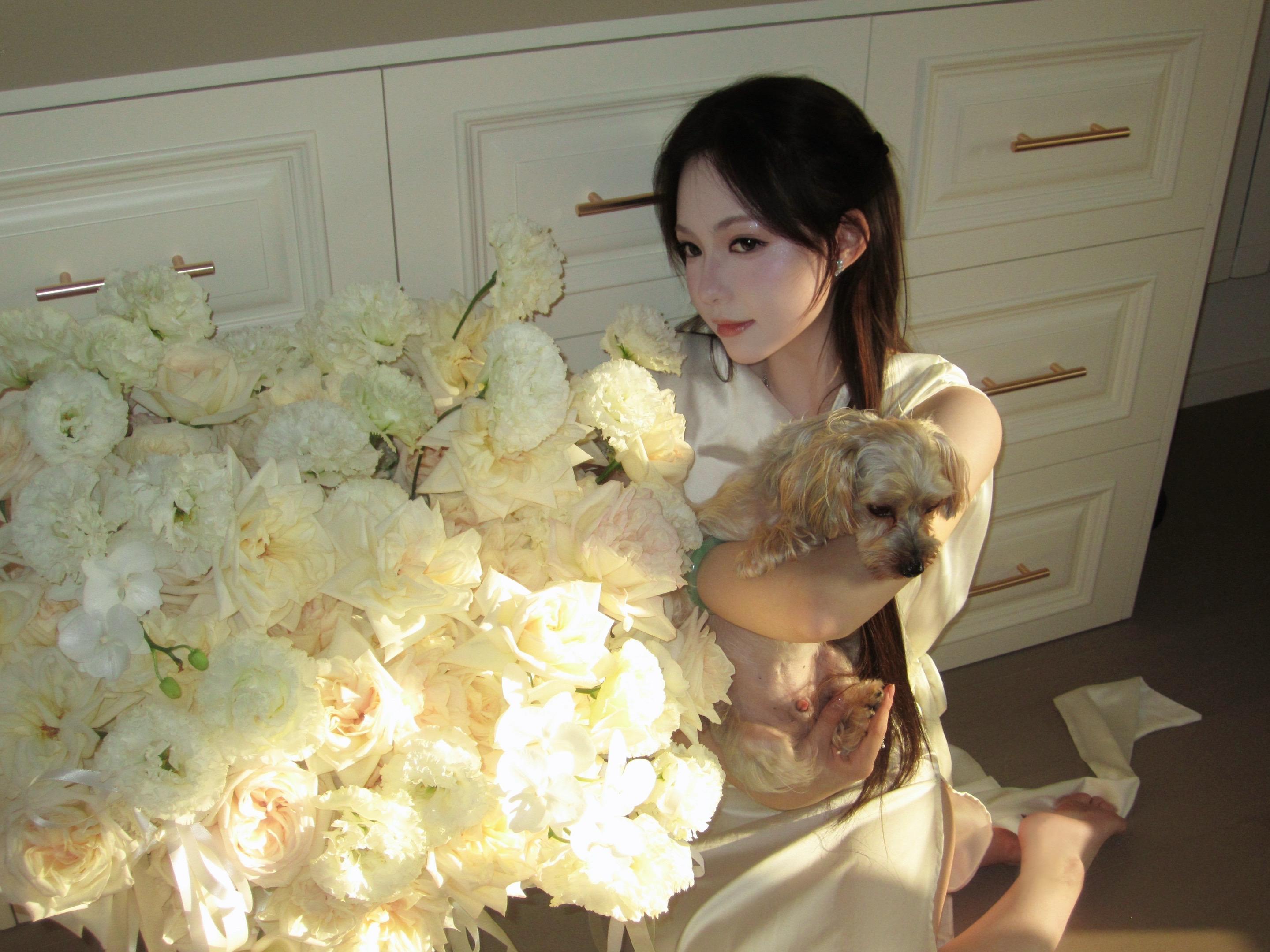 有人看着你一滴泪就束手无策 有人看着你泪流满面却无动于衷 眼泪的重量太重又太轻