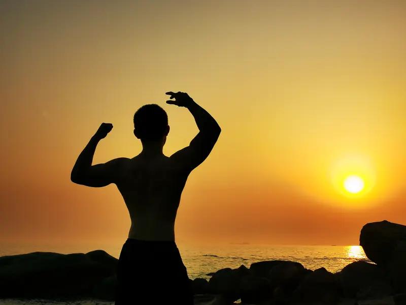 年轻时，总以为银行卡数字就是安全感。走过半生才懂，有些东西比金钱更重要。
健康的