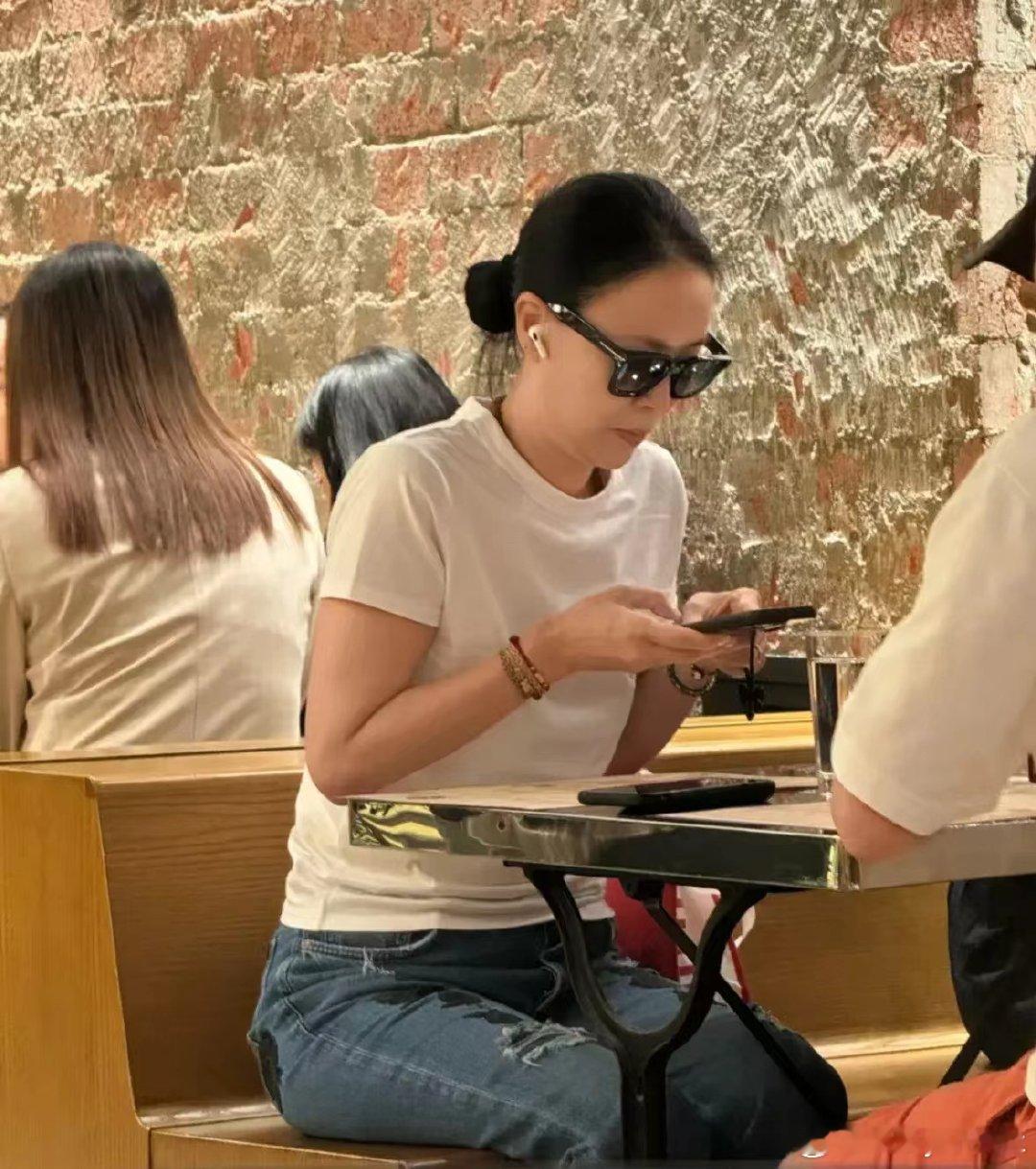 #偶遇那英香港嗦粉# 话说回来那英好年轻啊，真人也很美，很瘦，看着根本不像57岁