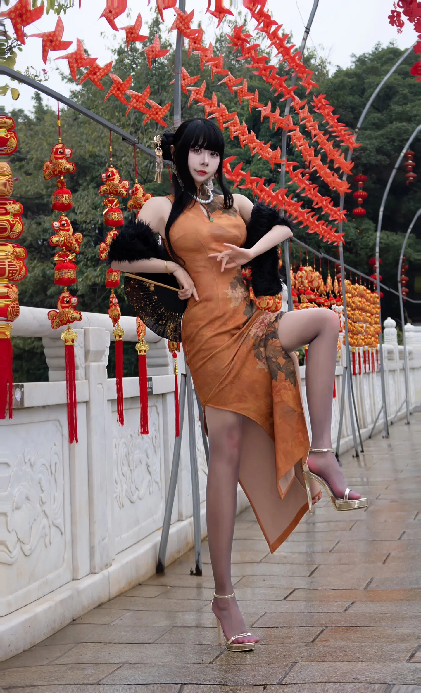 谁见宫花寂寞红